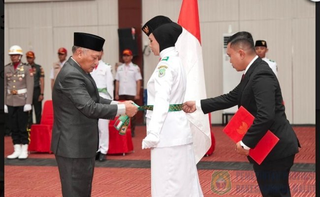 Wakil Gubernur Sarbin Kukuhkan 32 Paskibraka Maluku Utara 2026